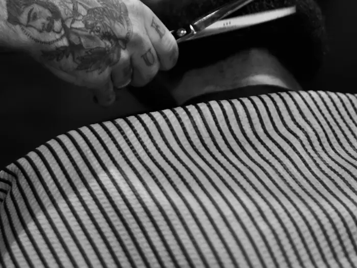 Historia de la barbería: origen, evolución y el significado del caramelo